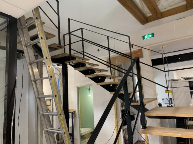 Escalier double quart tournant avec pieds central et marche en chêne massif Evreux